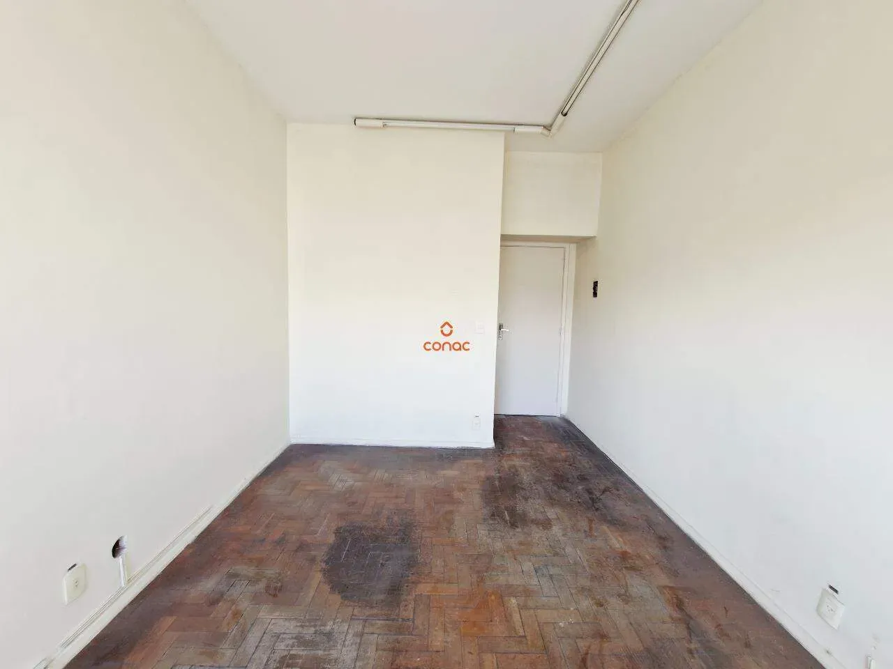 Apartamento de 1 quarto com piso de madeira ou laminado — photo 16