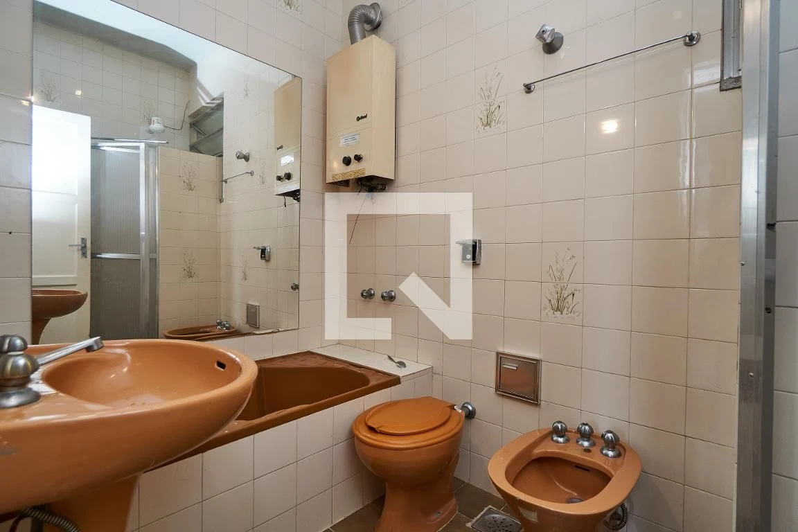2-bedroom apartment with a bathtub — photo 12