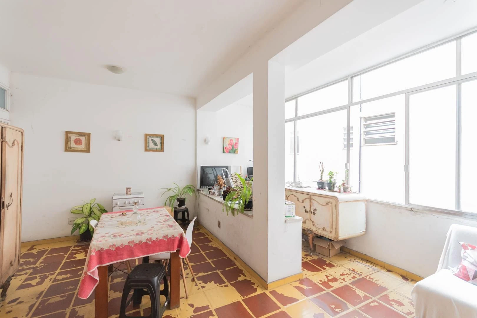 Apartamento mobiliado com 2 quartos e 1 banheiro