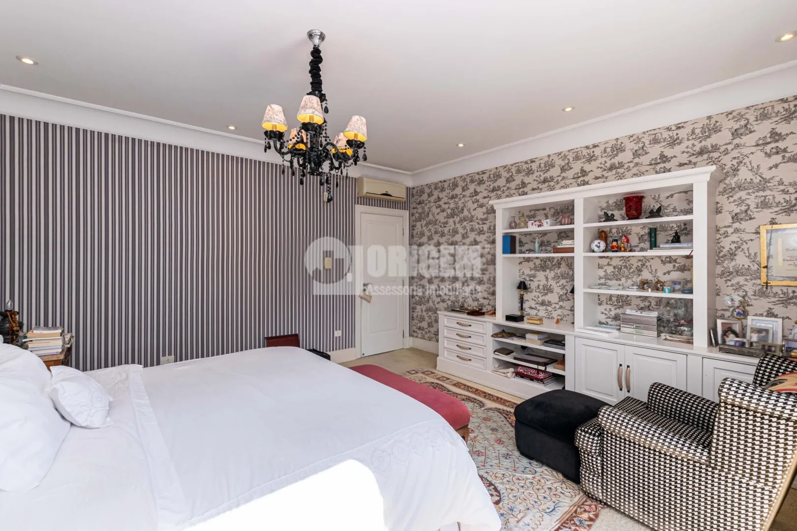 589 m² house with a bathtub and a water view — photo 26