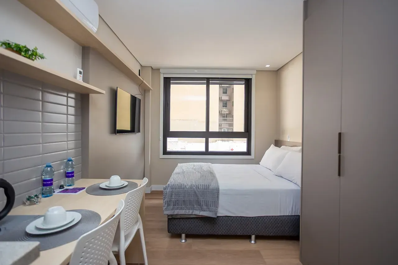 Furnished 1-bedroom apartment with compact kitchenette — photo 3
