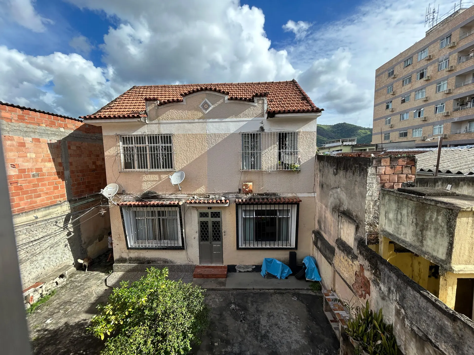 Casa mobiliada com 2 quartos e área de serviço