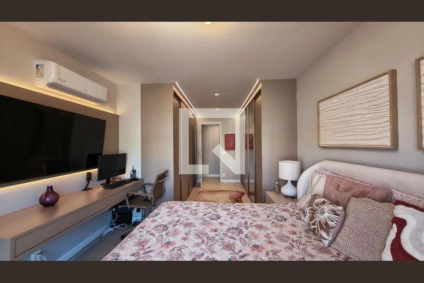 4-bedroom apartment with a glass-enclosed balcony — photo 28