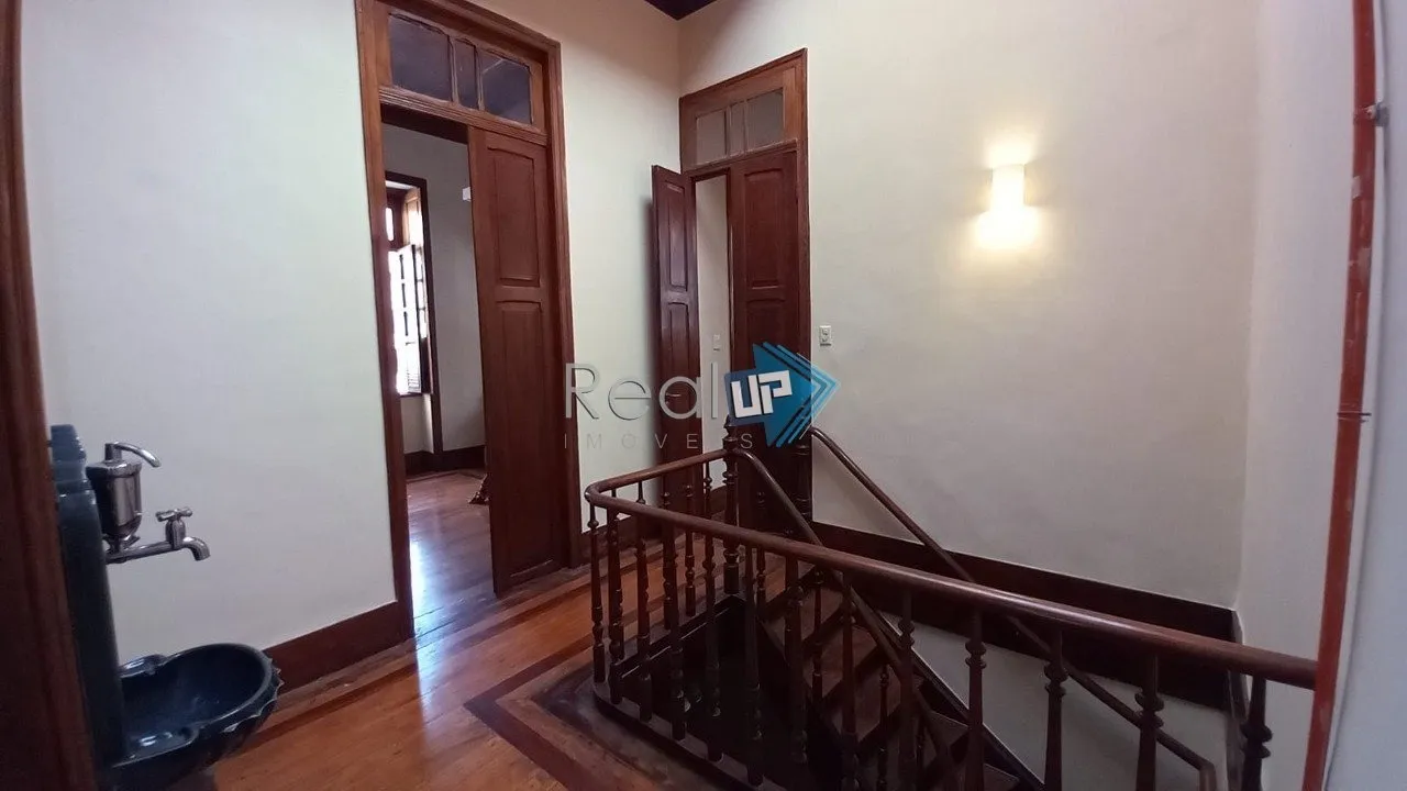 Colonial-style house with 3 bedrooms and a balcony — photo 17