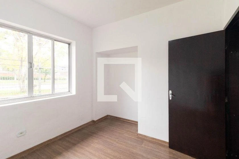 3-bedroom house with wood or laminate floors in Curitiba — photo 7