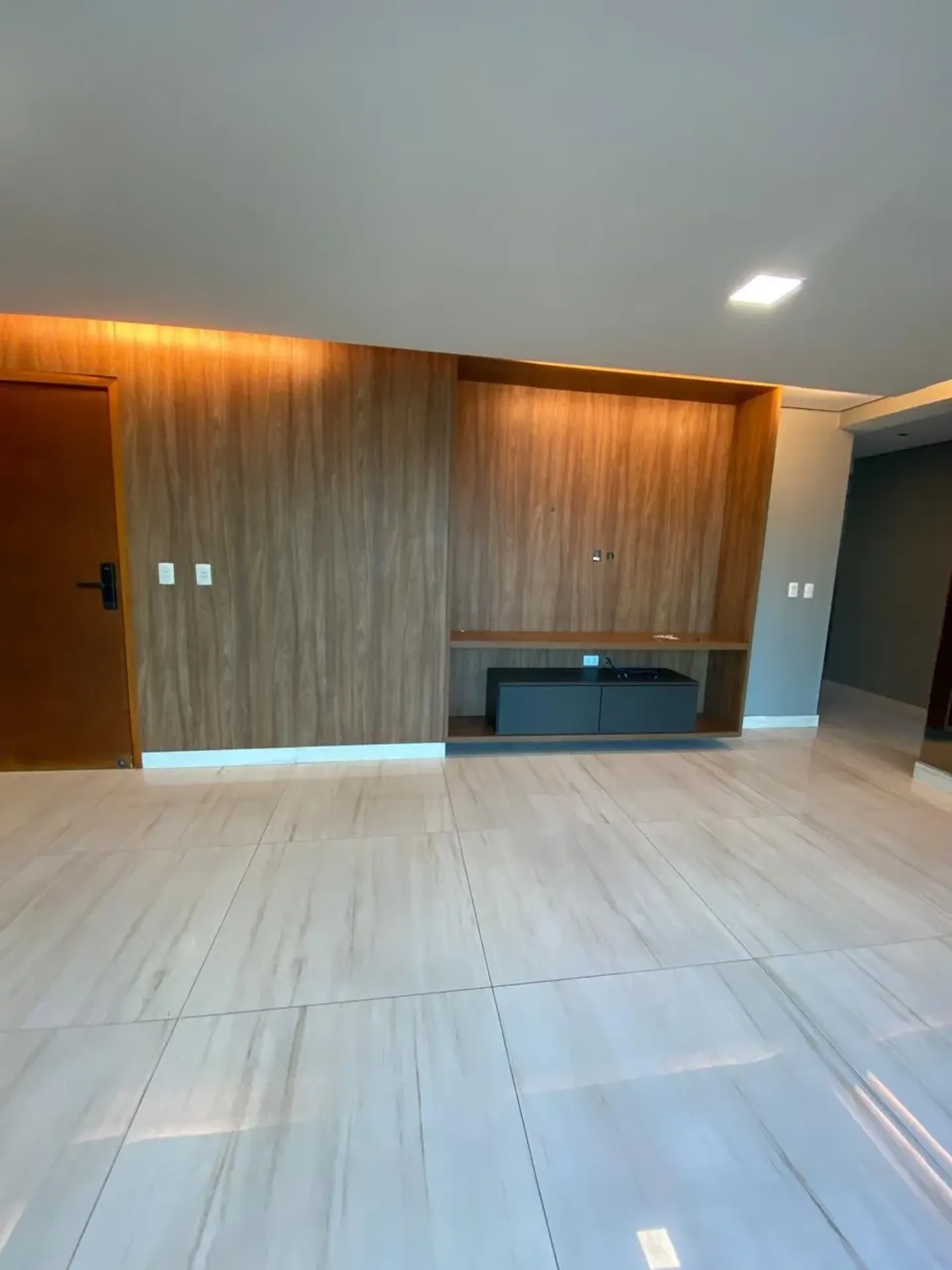 Glass-enclosed balcony in a 3-bedroom apartment, 125 m² — photo 8