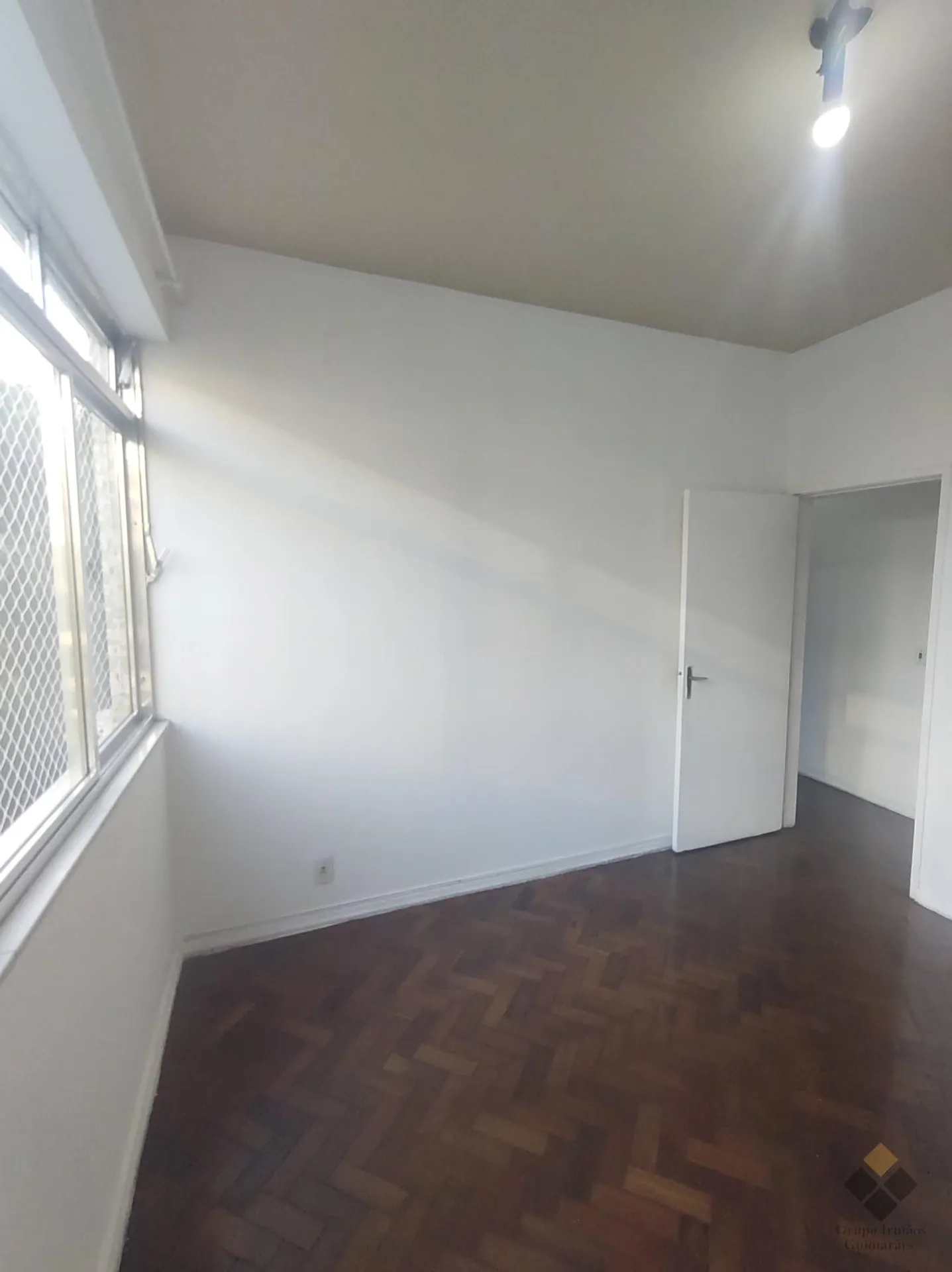 Apartment on the 4th floor with wood or laminate floors — photo 8