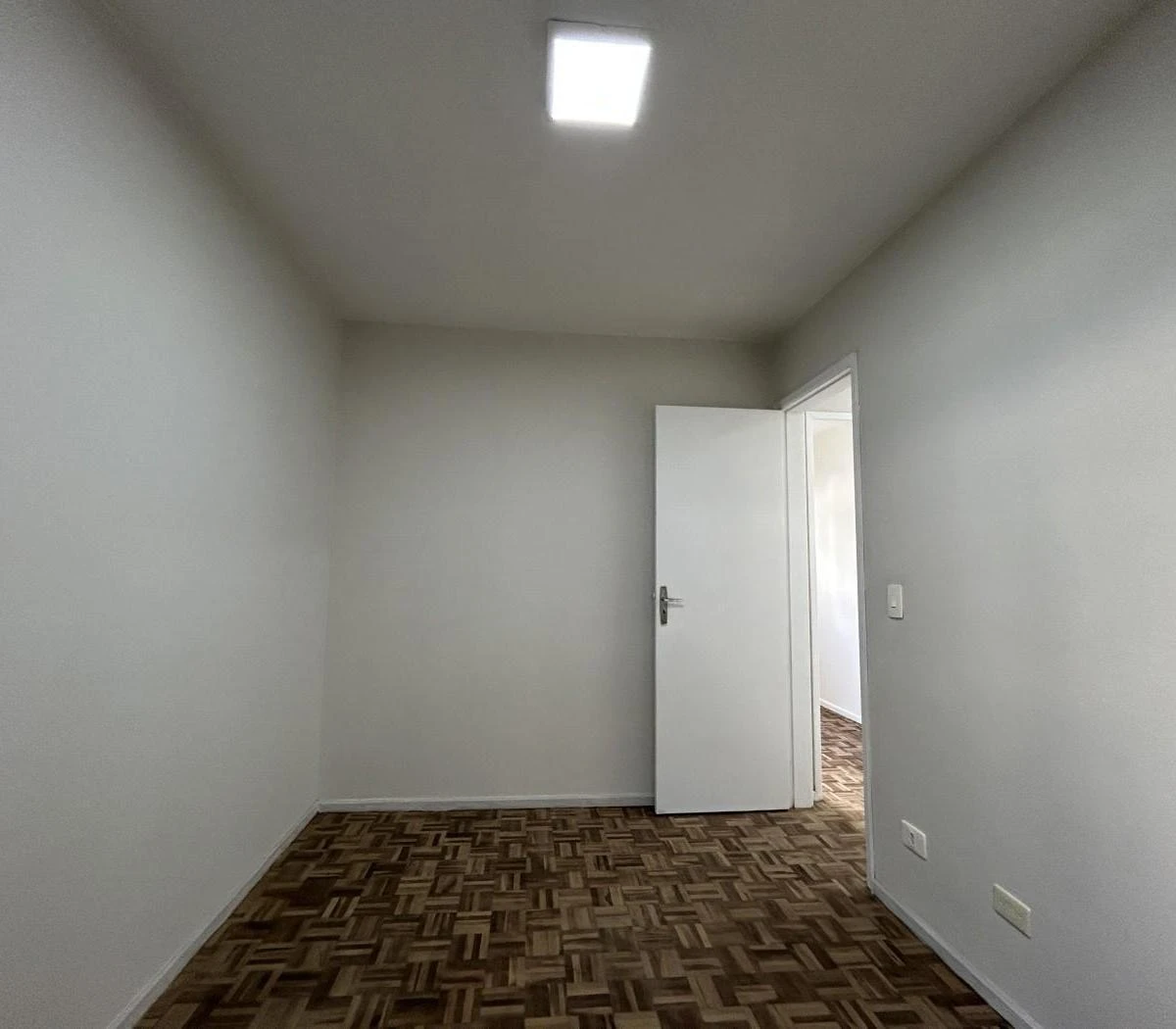 2-bedroom apartment with wood or laminate floors in Curitiba — photo 7