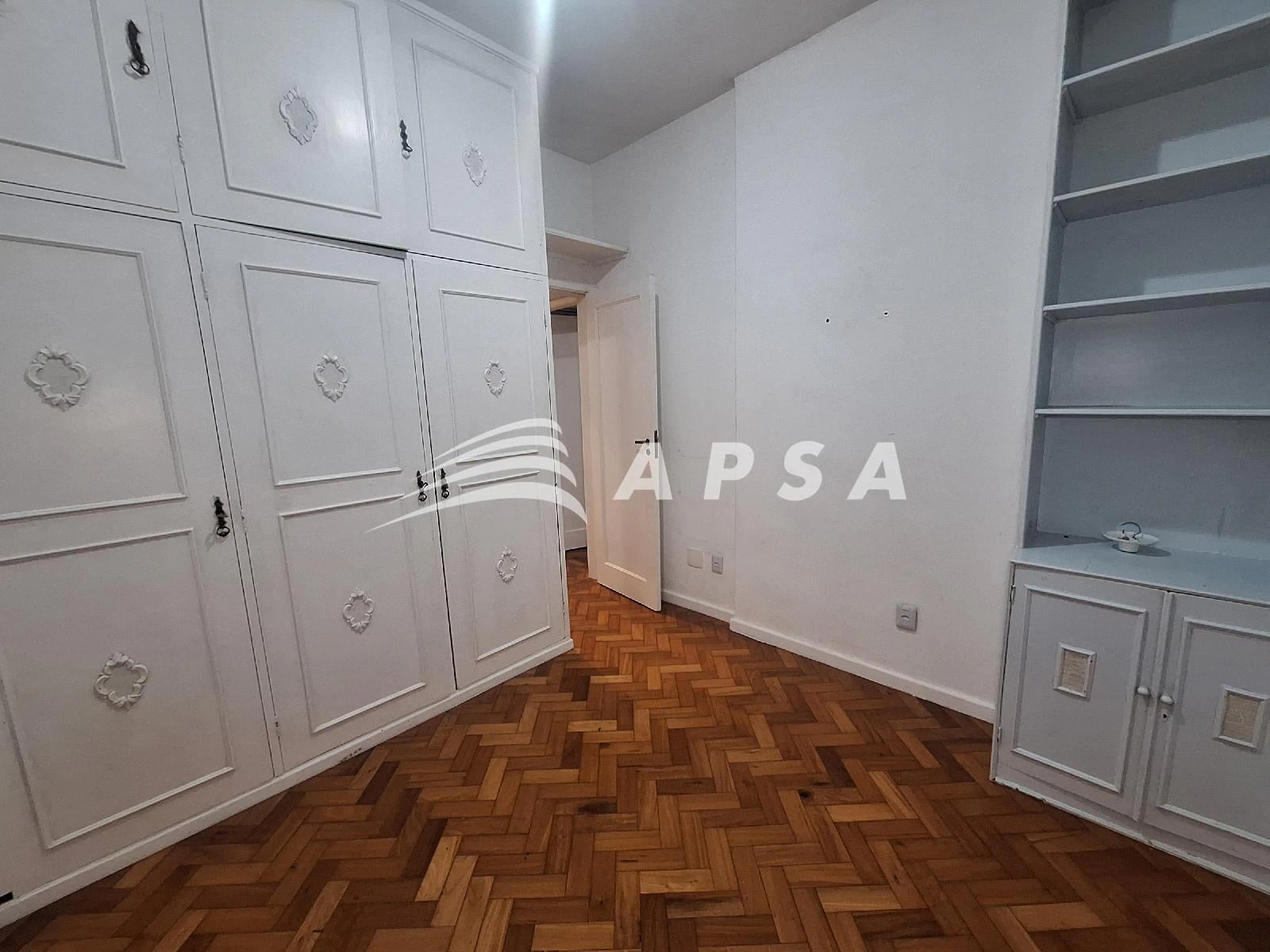 Wood or laminate floors in a 4-bedroom apartment, 120 m² — photo 10