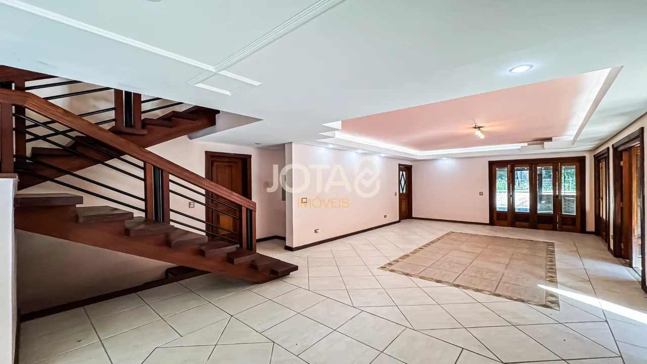 532 m² house with a built-in balcony grill — photo 18