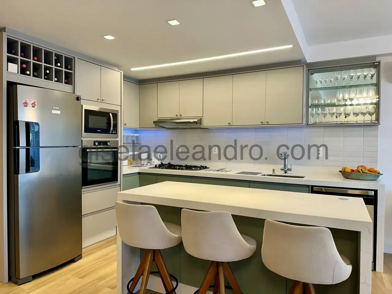 Furnished 2-bedroom apartment with 3 bathrooms — photo 3