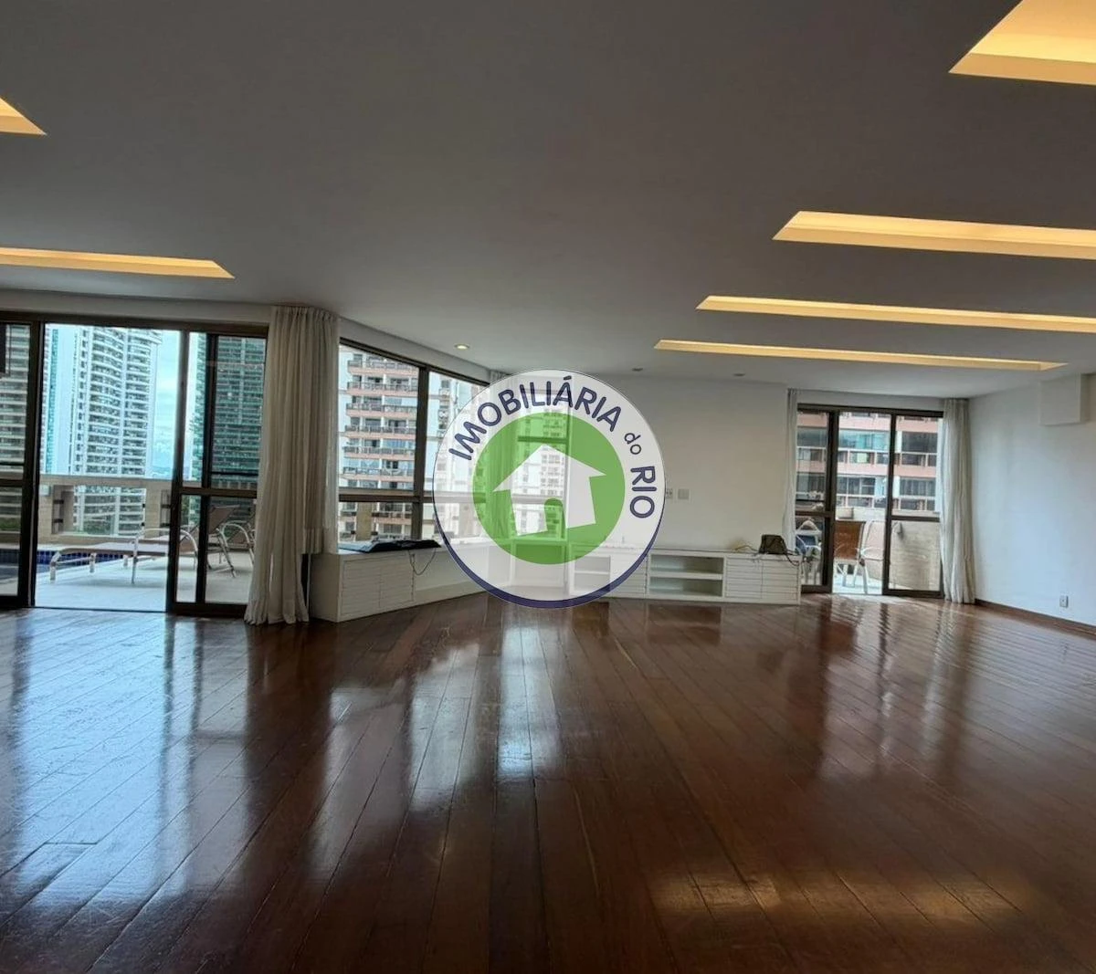 4-bedroom rental with 5 bathrooms and water views — photo 14