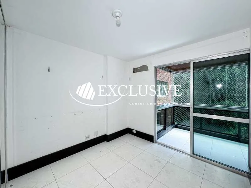 Residential apartment with 4 bedrooms and enclosed balcony — photo 10