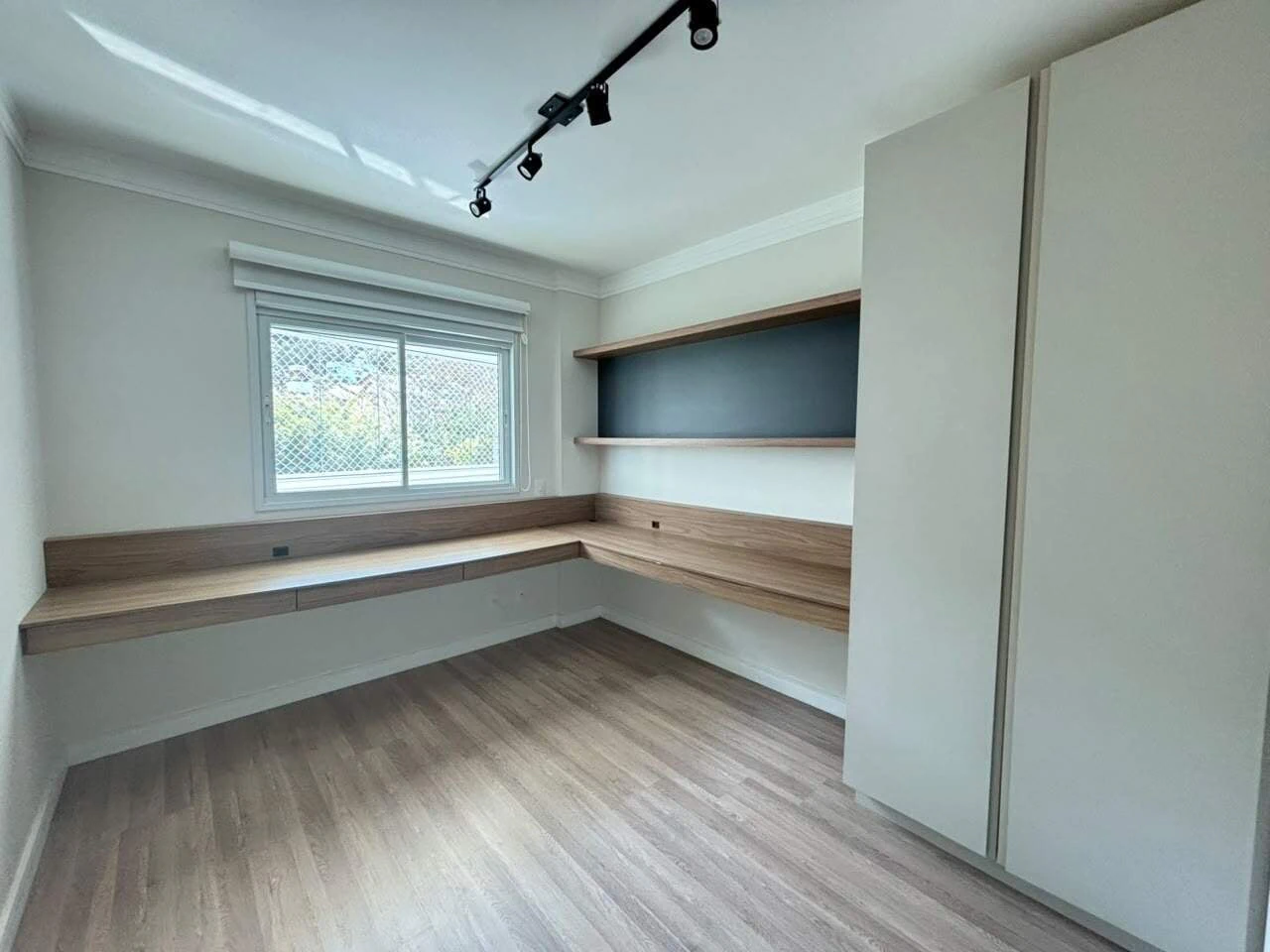 Glass-enclosed balcony in a 4-bedroom apartment, 127 m² — photo 13