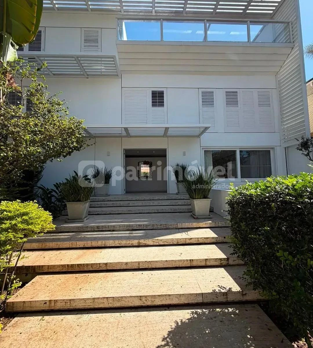 4-bedroom house with floor-to-ceiling windows