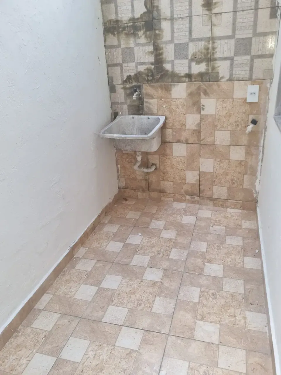 Rental apartment with 1 bedroom and ceramic tile flooring — photo 4