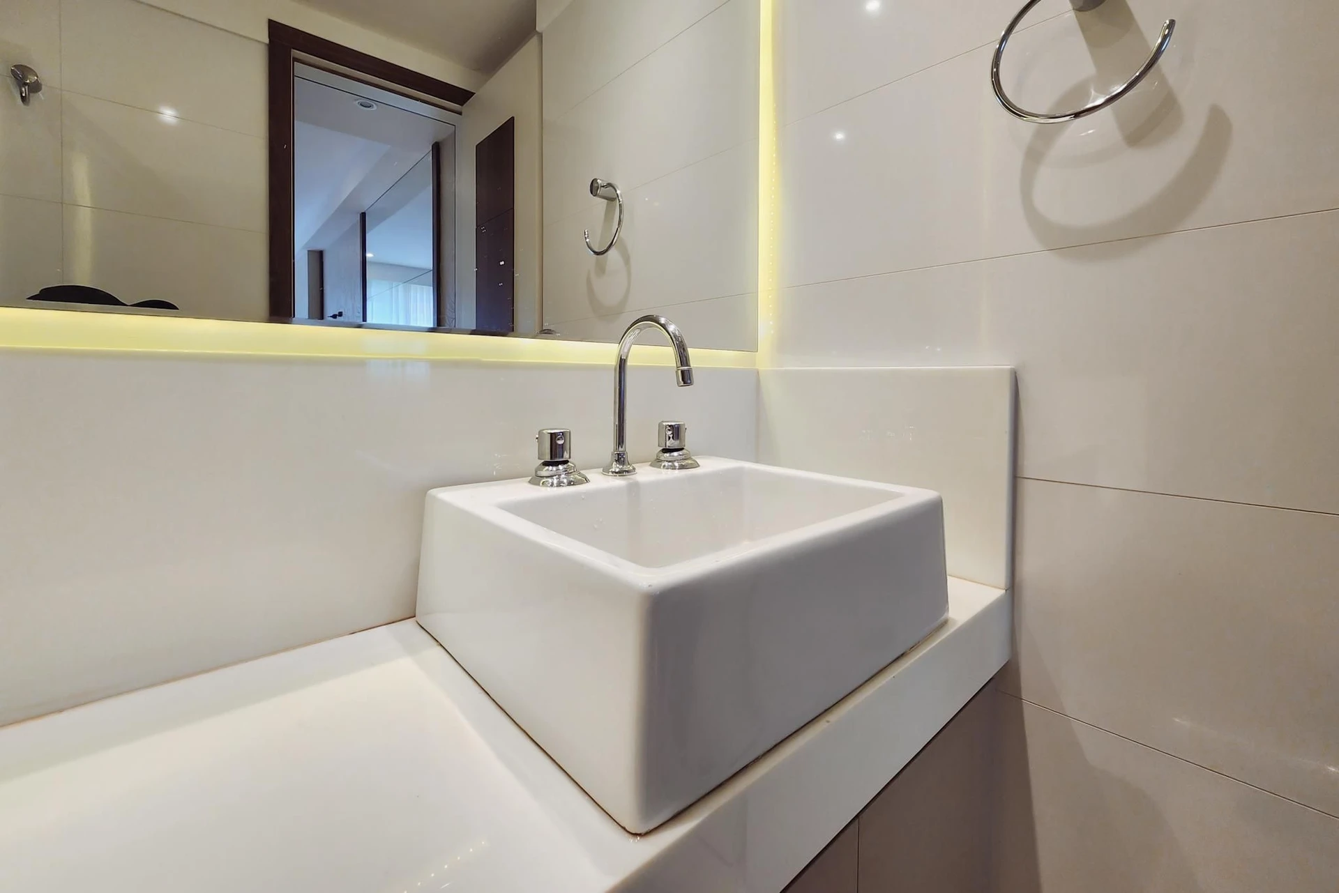 3-bedroom apartment with an ensuite suite and 2 parking — photo 22