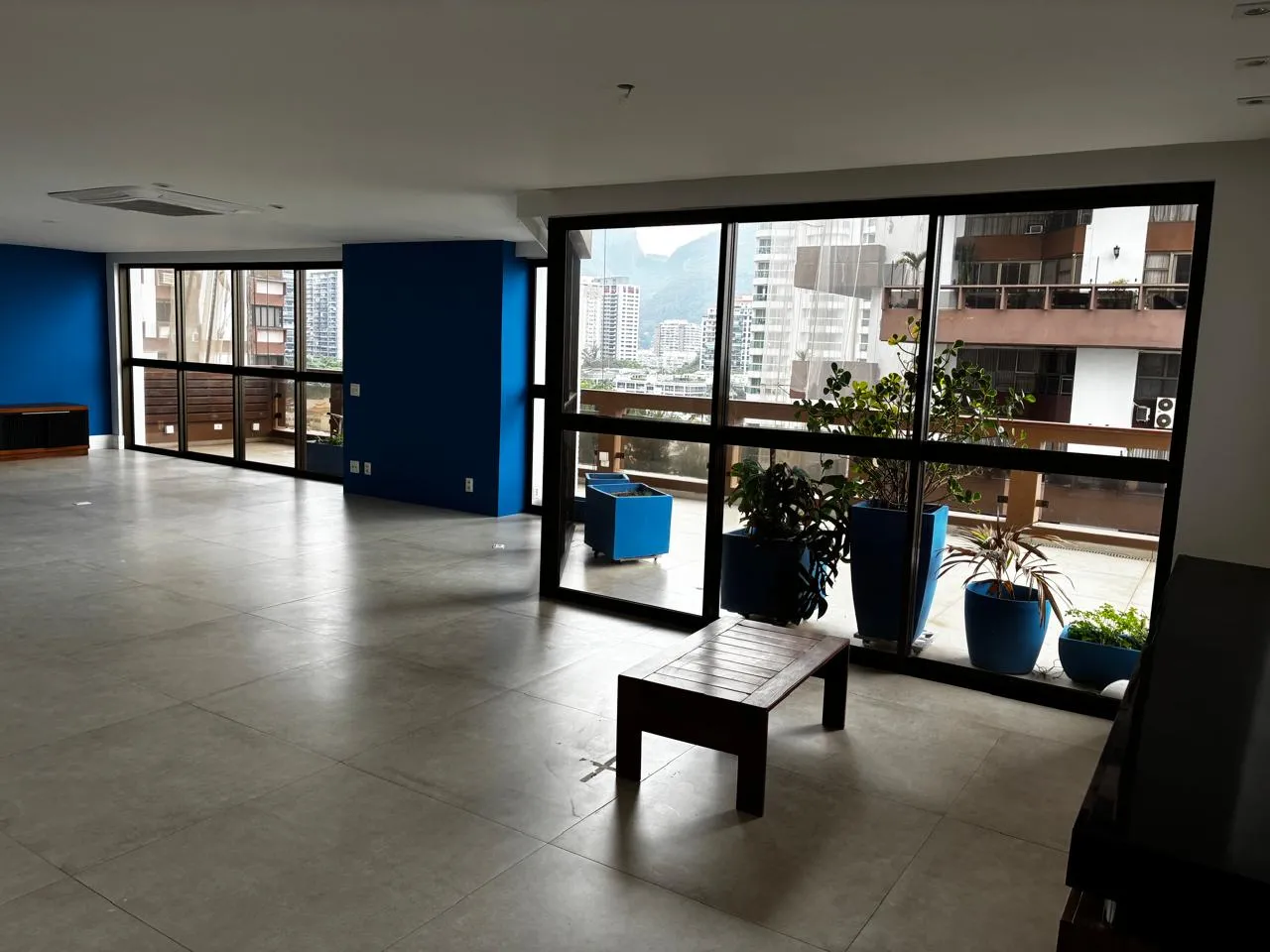 Unfurnished apartment with 3 bedrooms and open-plan kitchen — photo 6