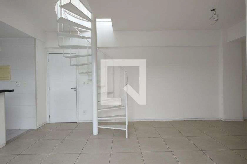 Apartamento com 2 quartos e sacada, 61 m²