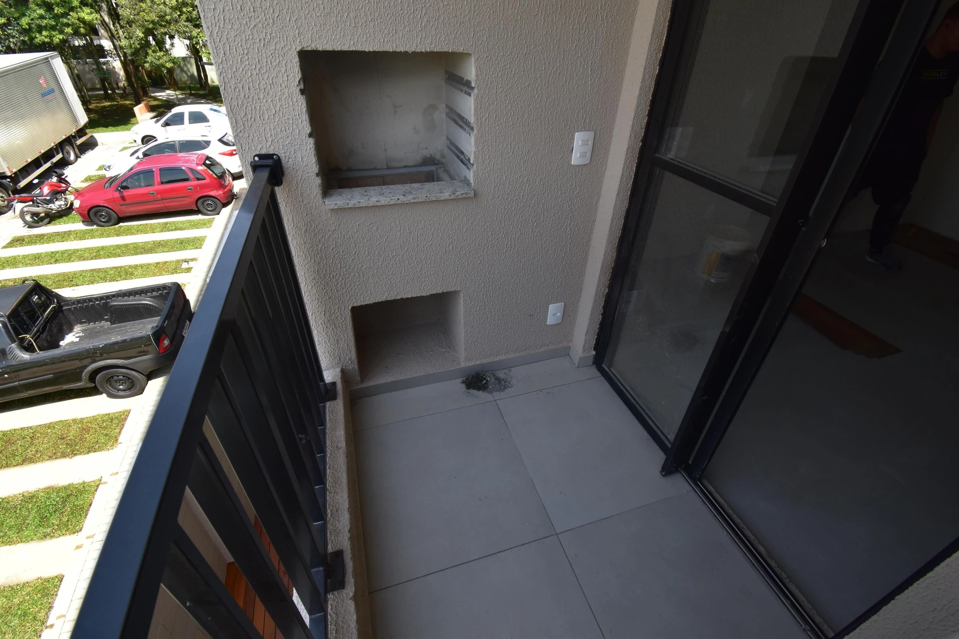 Balcony with a grill in a 2-bedroom apartment, 53 m² — photo 16