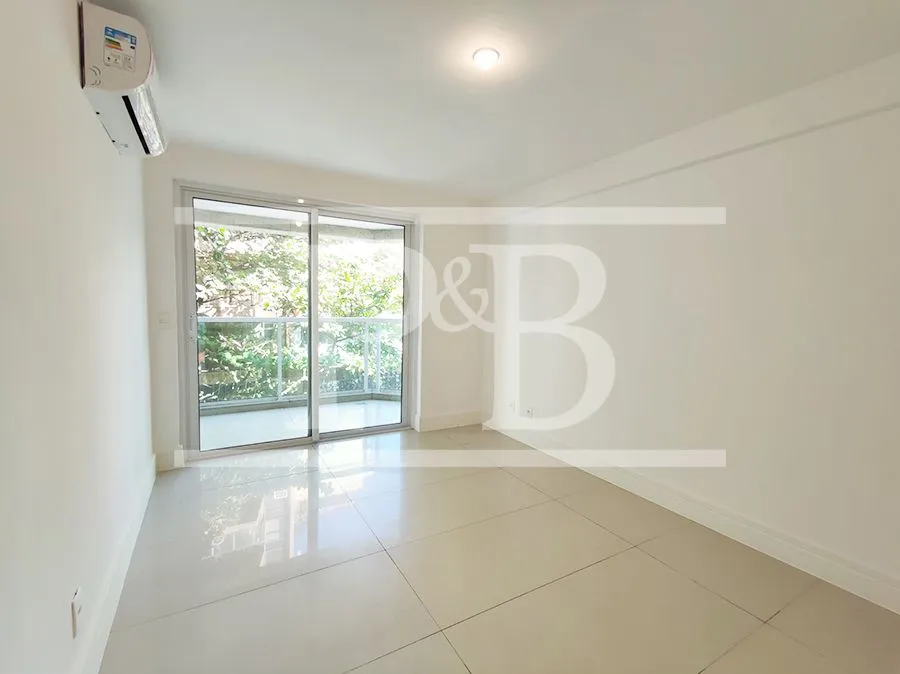 4-bedroom apartment with balcony, 300 m² — photo 16