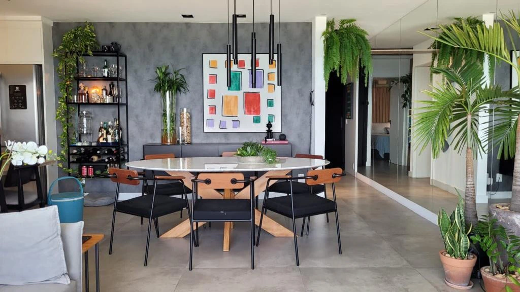 Floor-to-ceiling windows in a 2-bedroom apartment, 90 m²
