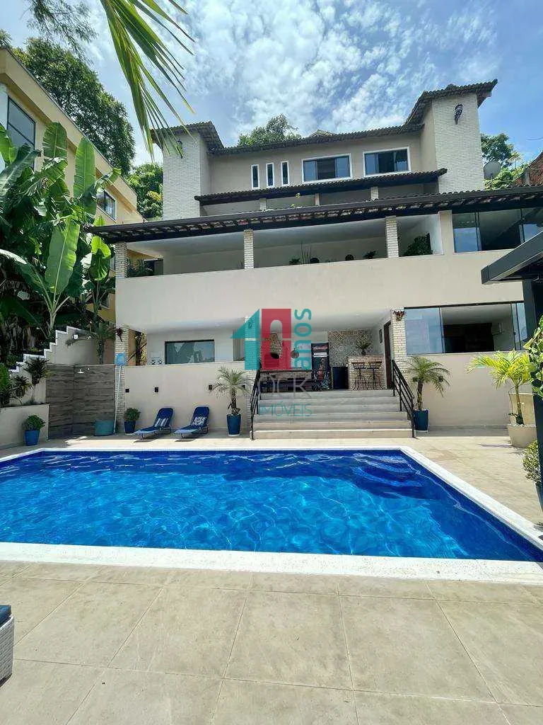 Casa mobiliada 880 m² com 6 quartos e 3 vagas