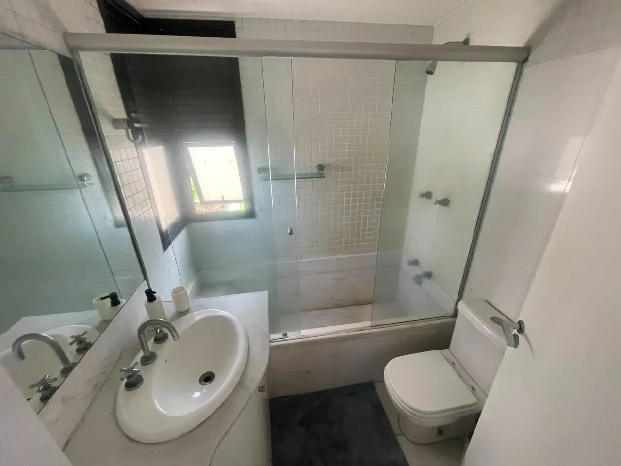 Bathtub in a 4-bedroom apartment, 144 m² — photo 23