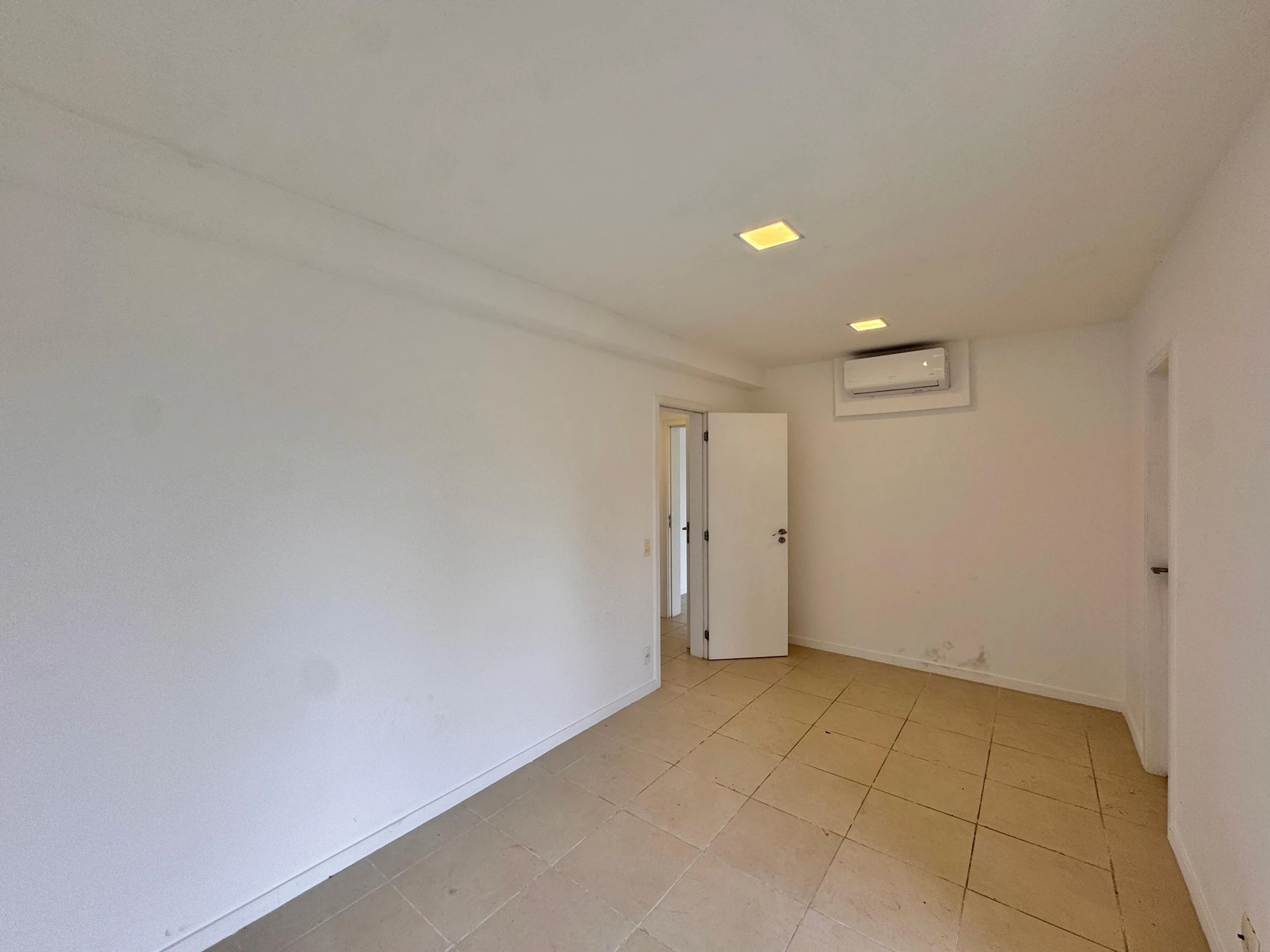 Furnished apartment, 158 m², with a water view — photo 36