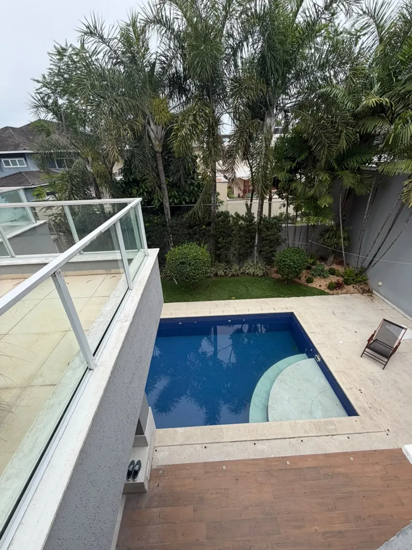 700 m² house with a garden and a bathtub — photo 3