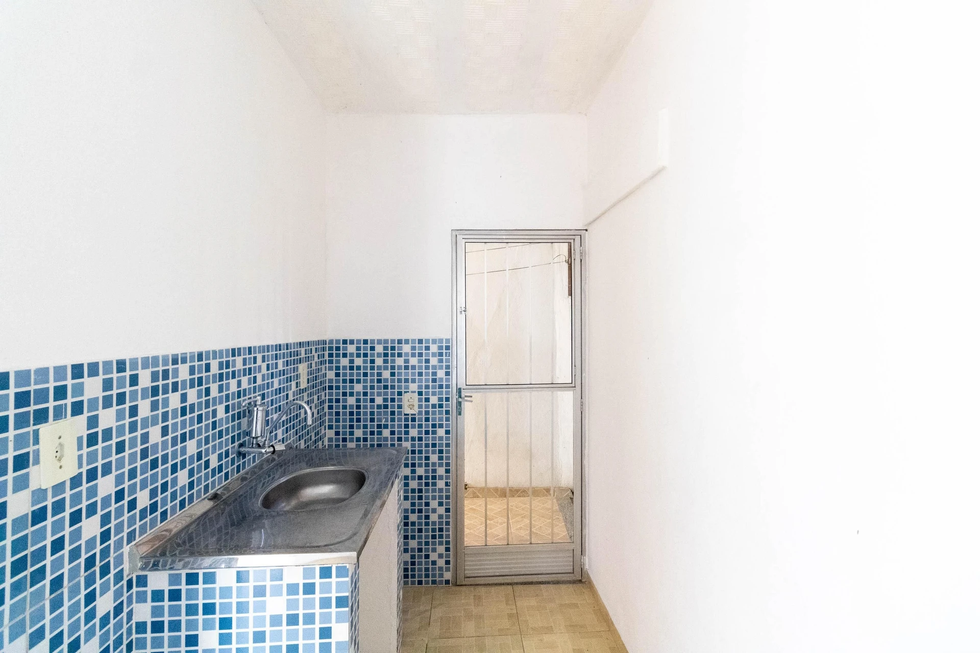 Unfurnished studio with 1 bedroom and 1 bathroom — photo 4