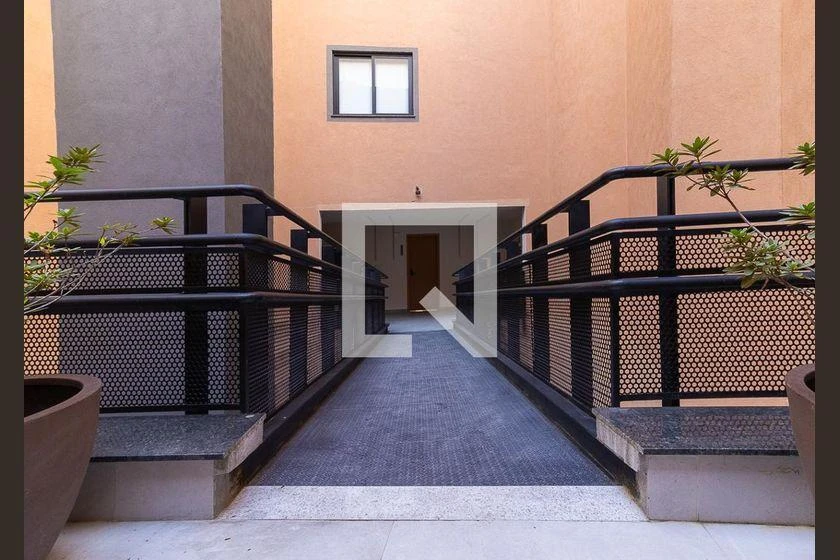 Balcony with a grill in a one-bedroom apartment, 32 m² — photo 33