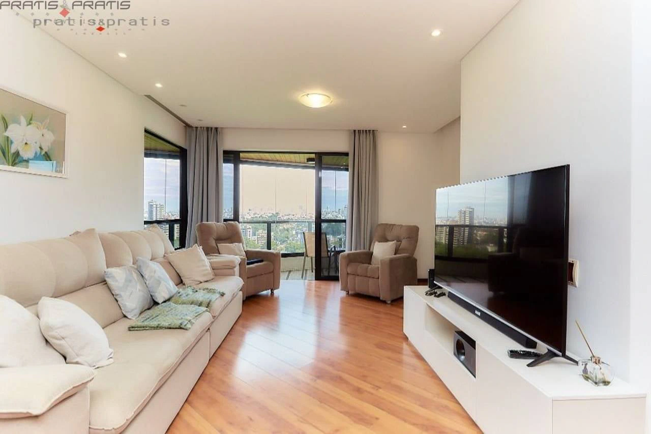 Bathtub in a 3-bedroom apartment, 131 m² — photo 10