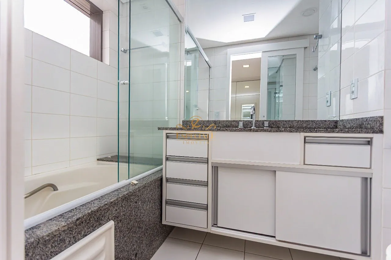 Furnished 1-bedroom apartment with open-plan kitchen — photo 19