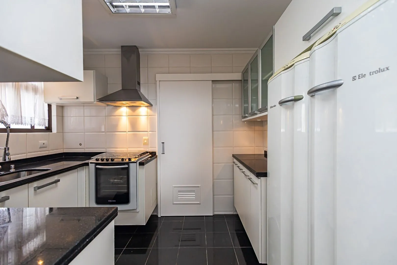 119 m² apartment with floor-to-ceiling windows and a bathtub — photo 21