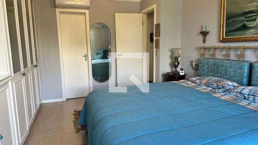 Walk-in closet in a 5-bedroom house, 250 m² — photo 5