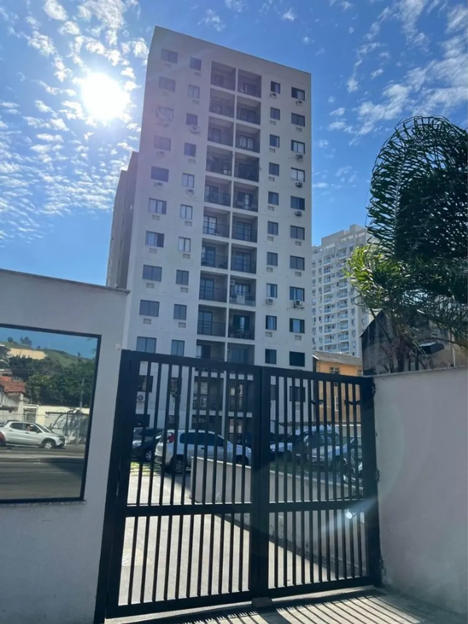 Apartamento com 2 quartos e piso de madeira na sala — photo 2