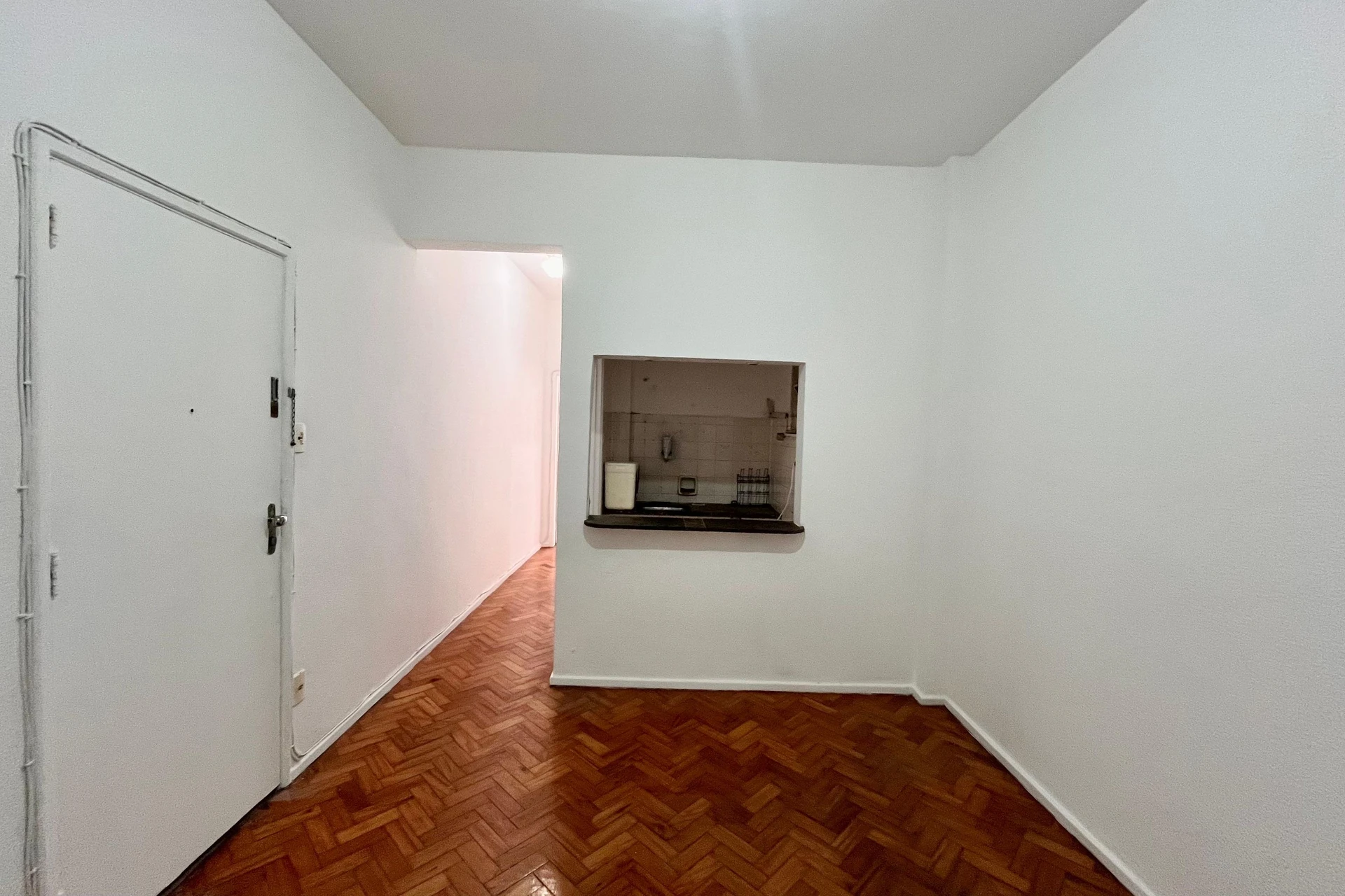 One-bedroom apartment with a mountain view — photo 18