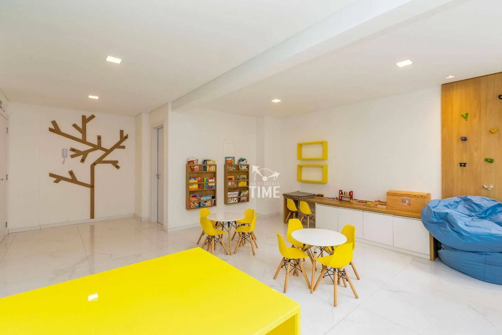 Balcony with a grill in a 3-bedroom apartment, 107 m² — photo 64