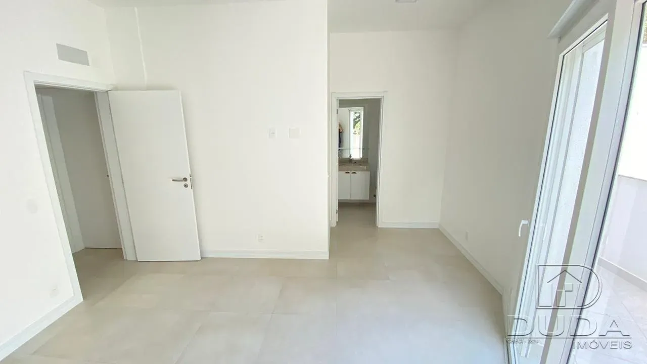 Balcony with a grill in a 2-bedroom apartment, 65 m² — photo 11