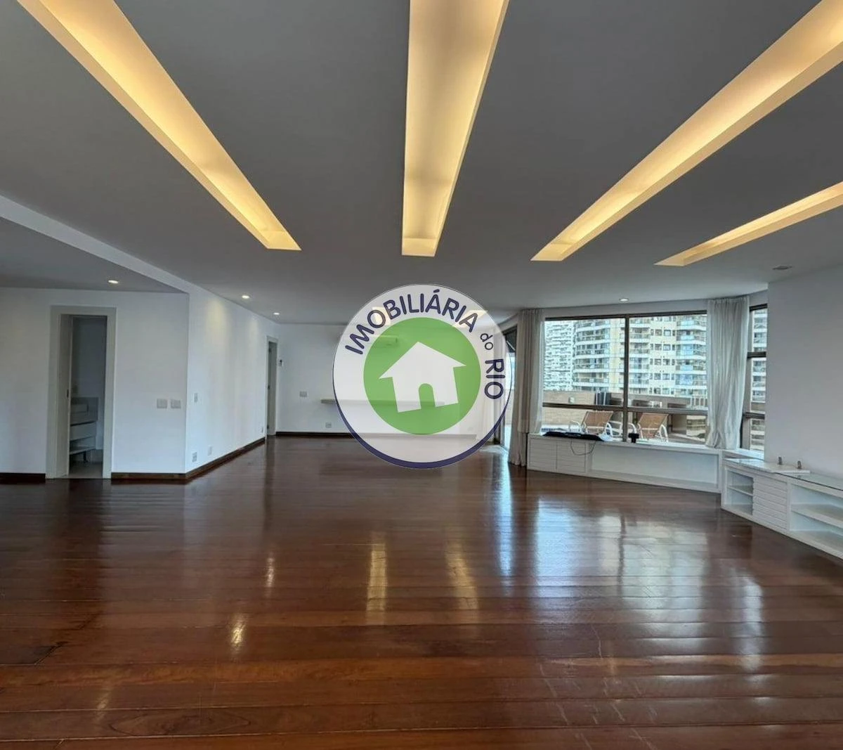 4-bedroom rental with 5 bathrooms and water views — photo 18