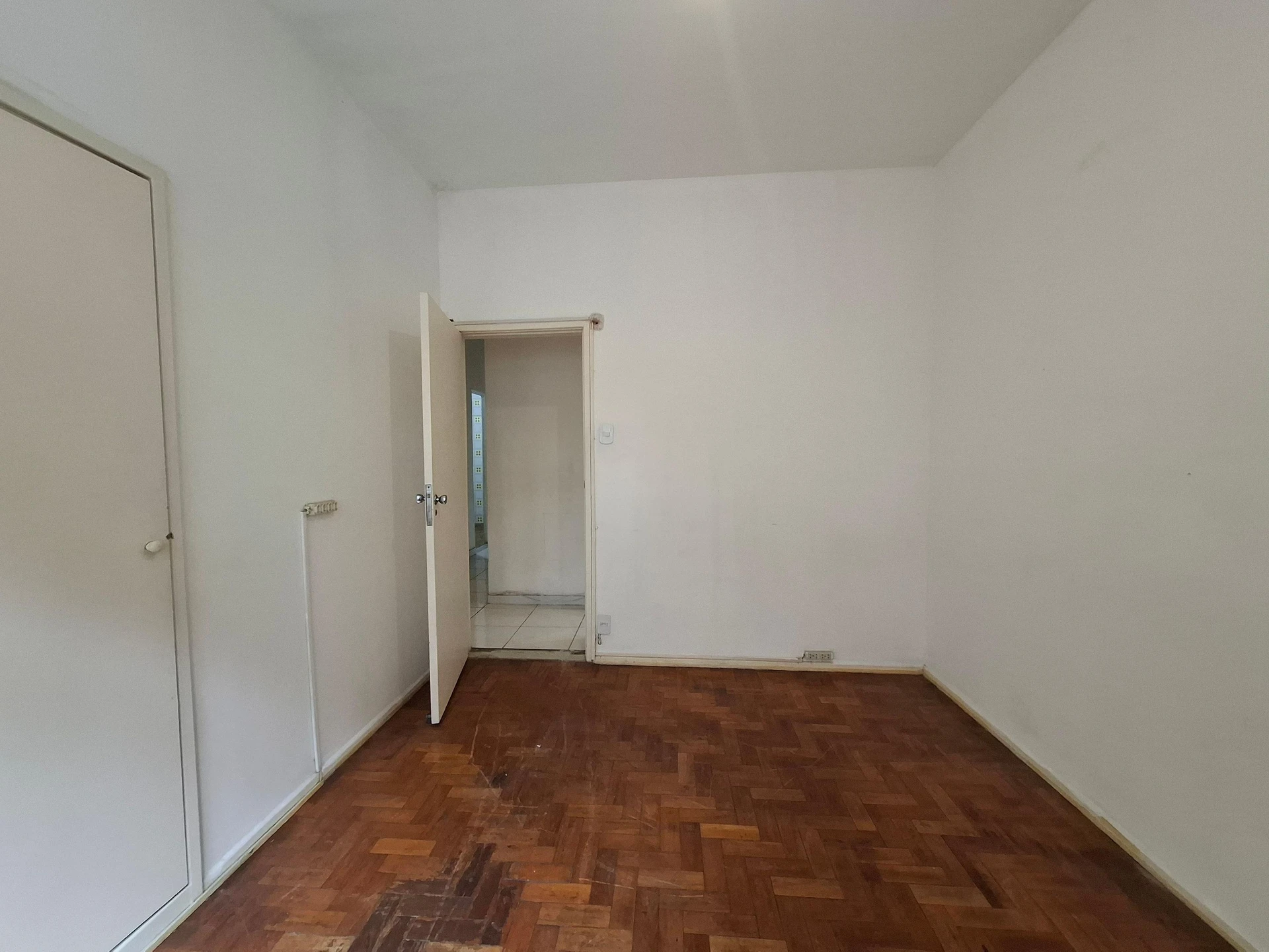 Unfurnished 3-bedroom apartment with 3 bathrooms — photo 16