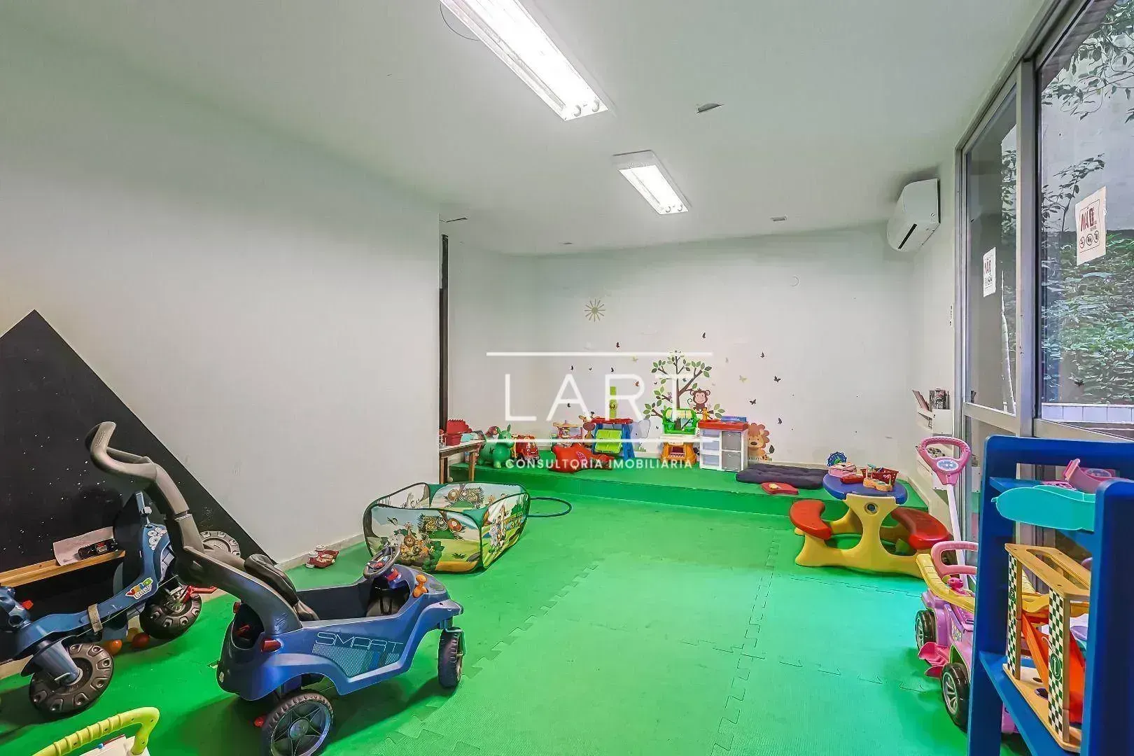 3-bedroom apartment with glassed-in balcony and 160 m² — photo 45