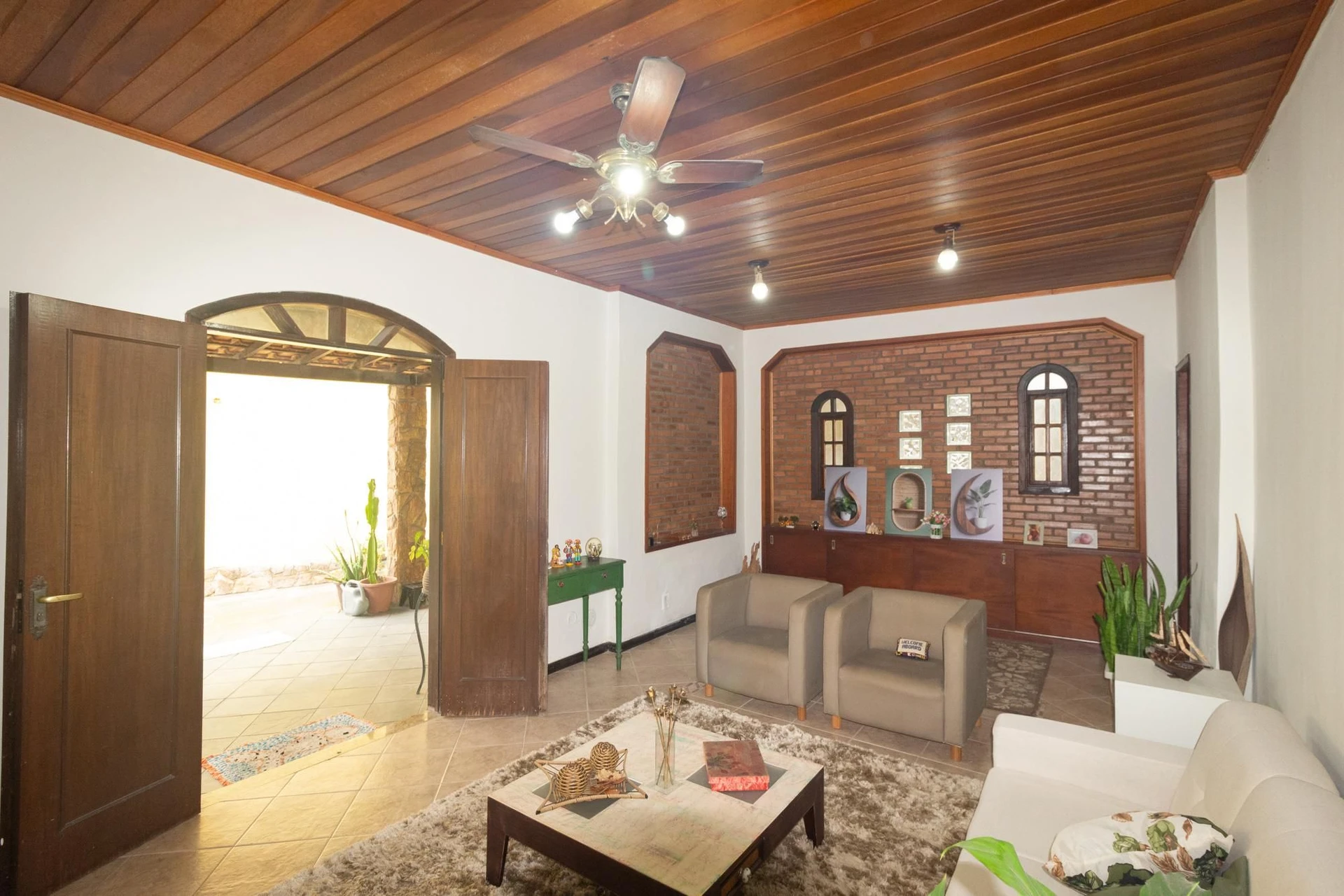 4 quartos e banheira: casa de 250 m²