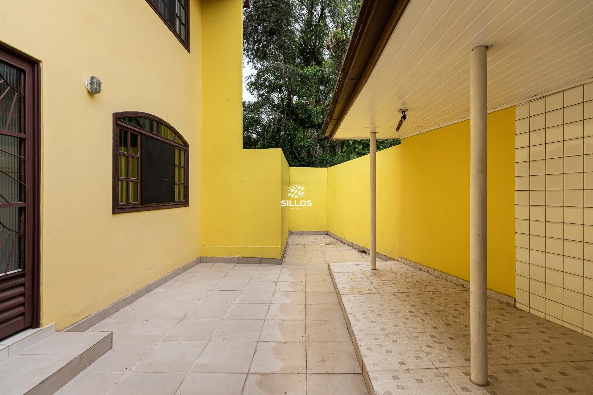 Casa de 3 quartos com piso de madeira ou laminado — photo 10