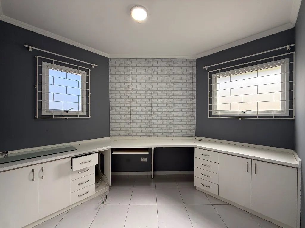 3-bedroom house with a bathtub in Curitiba — photo 23