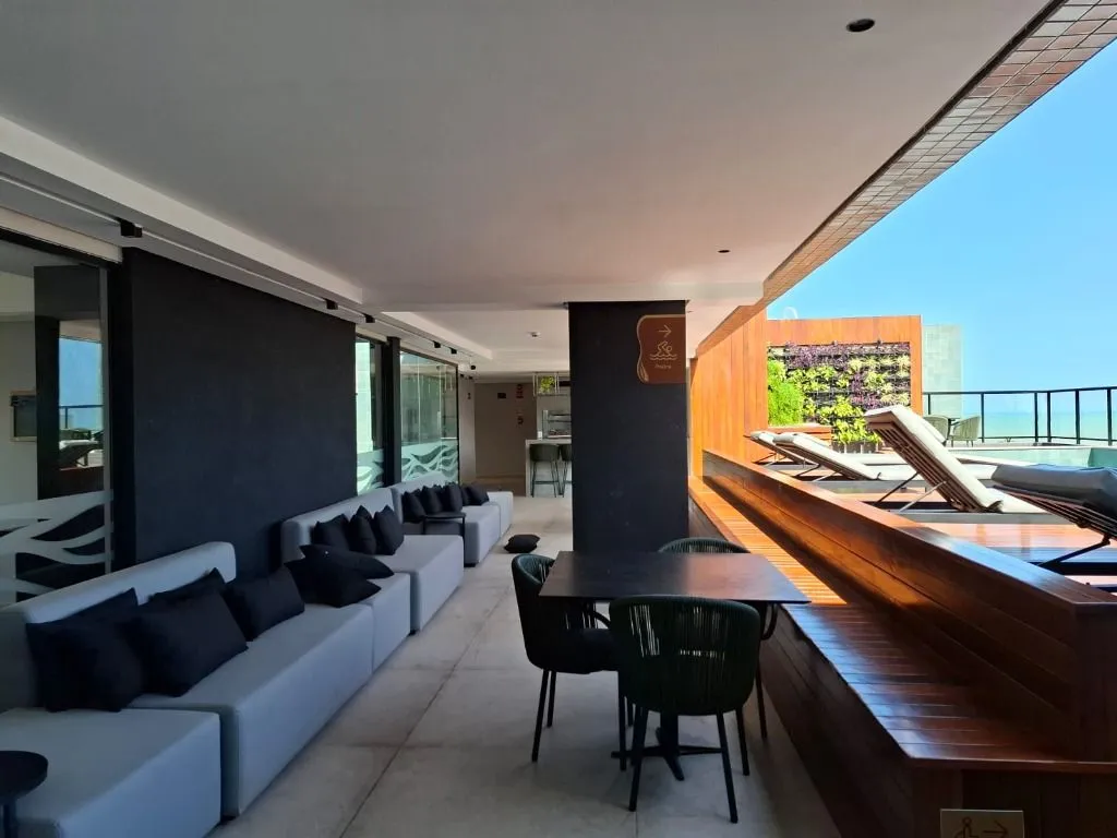 Furnished 2-bedroom apartment with suite and balcony — photo 13