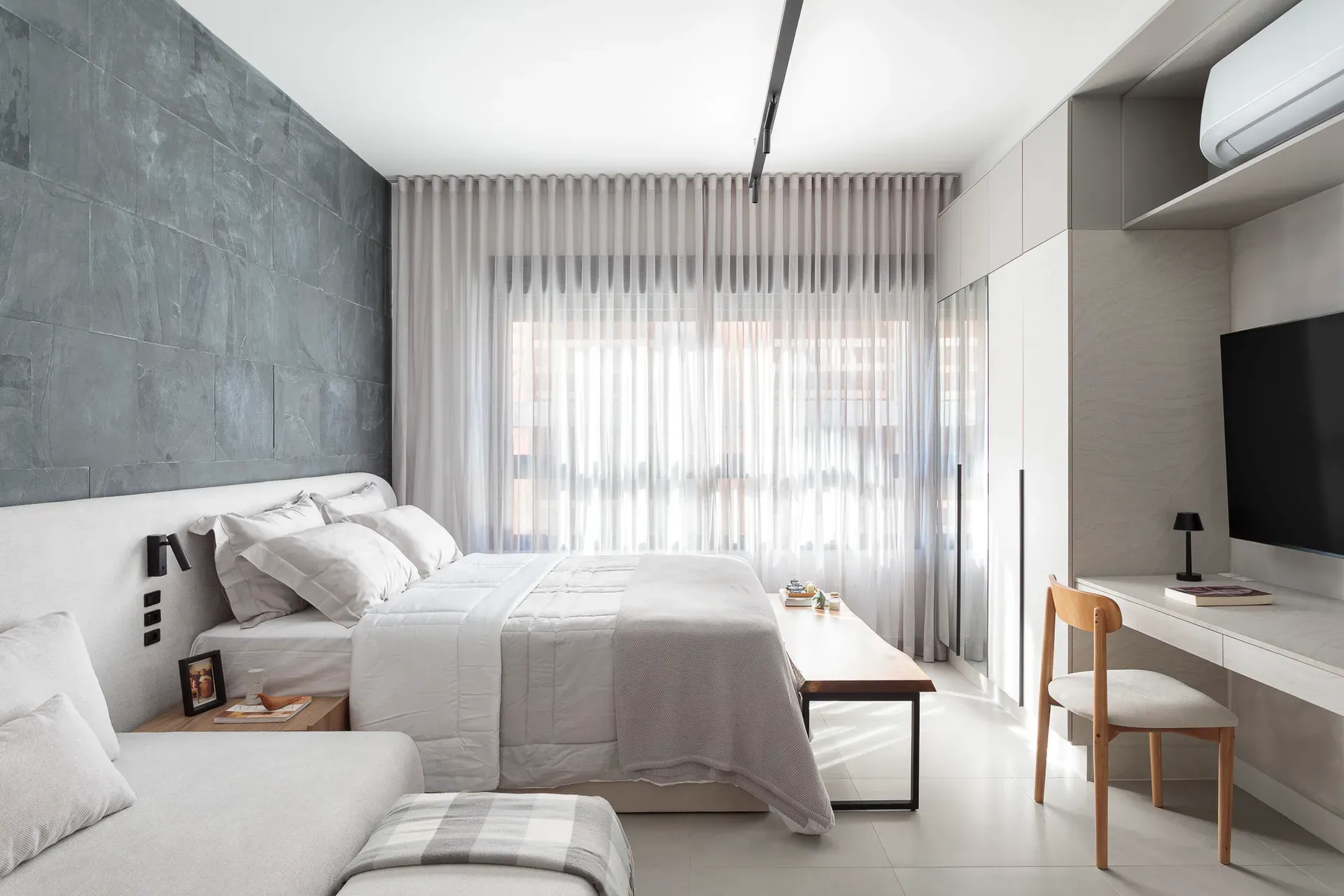 Furnished studio, 32 m², with a glass-enclosed balcony