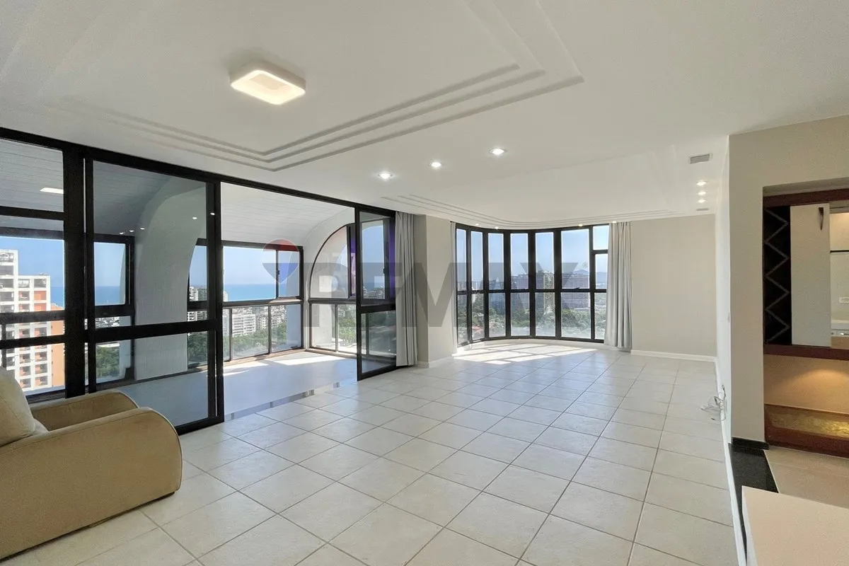 Duplex penthouse with 3 en-suite bedrooms and 200 m² — photo 32
