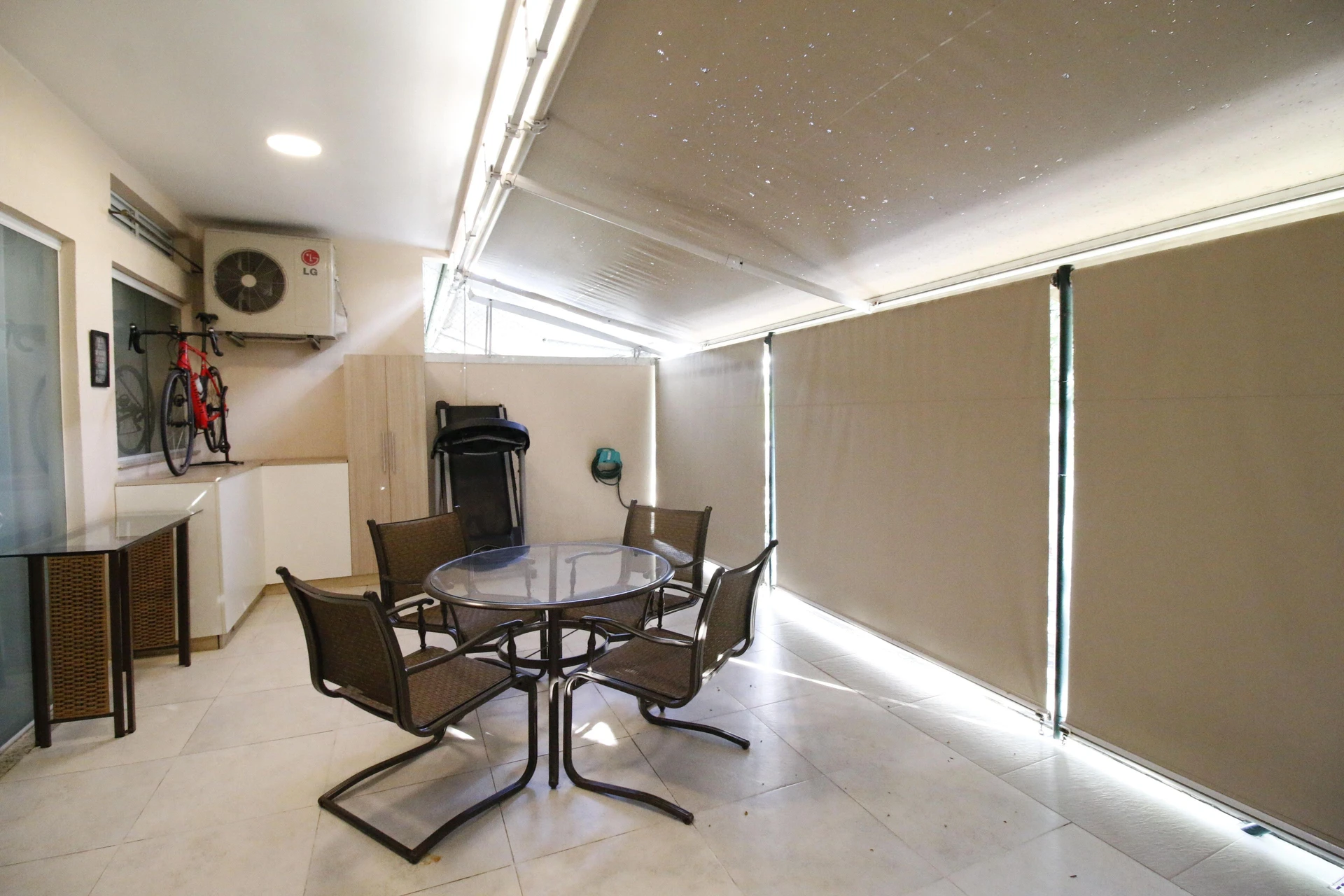 Furnished house, 230 m², with a glass-enclosed balcony — photo 37